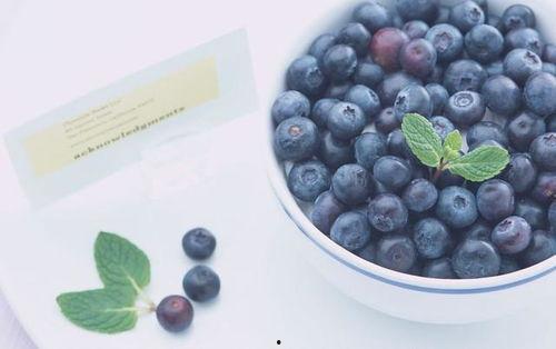 娱乐吃瓜酱母亲吃蓝莓